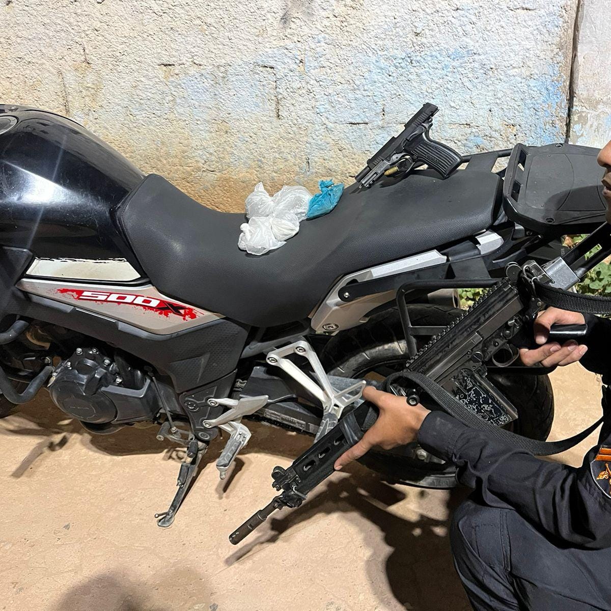 PMs de Belford Roxo prendem homem com drogas e motocicleta roubada no Gogó